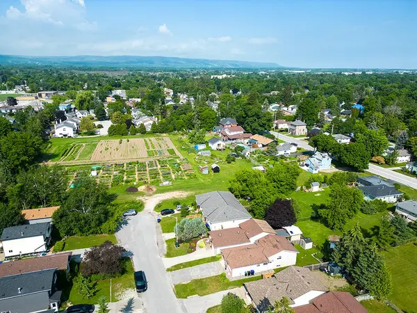 20 LESLIE DR, Collingwood, ON L9Y 4P2