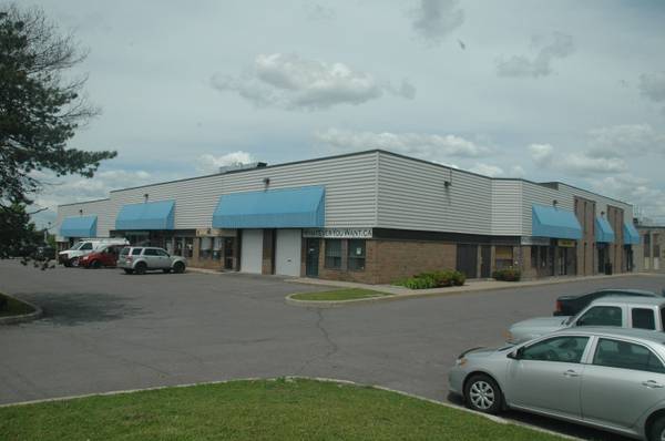 65 Bentley AVE #4 & 5, Country Place - Pineglen - Crestview And Area, ON K2E 8B4