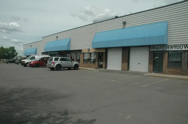 65 Bentley AVE #4 & 5, Country Place - Pineglen - Crestview And Area, ON K2E 8B4