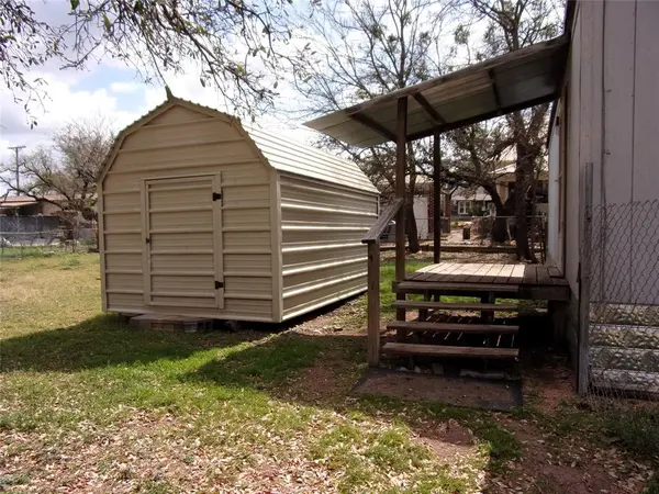 403 S Live Oak Street, San Saba, TX 76877