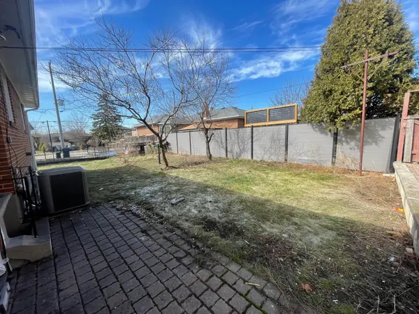 170 Gracefield AVE, Toronto W04, ON M6L 1L5