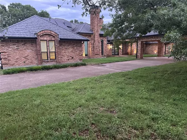 1016 Frost Hollow Drive, Desoto, TX 75115