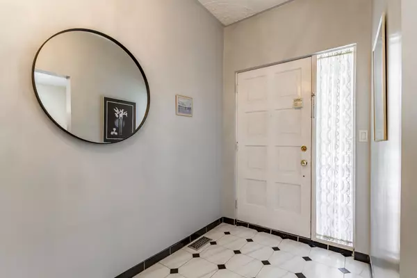 Toronto C01, ON M6J 2Y5,164 Roxton RD