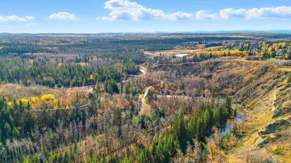 32 Woodgrove CRES SW, Calgary, AB T2W 3Z1