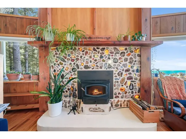 674 PACIFIC VIEW DR, Yachats, OR 97498