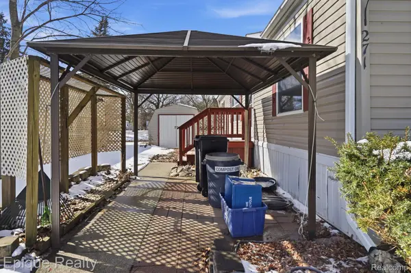 271 Lovell CT, Flushing, MI 48433