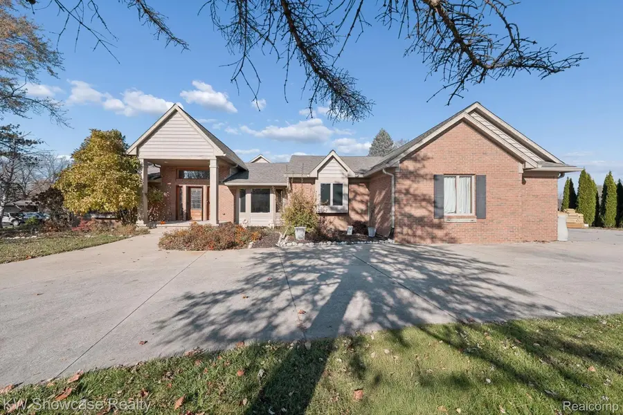 1112 W Cook RD, Grand Blanc, MI 48439