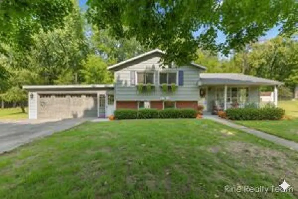 33250 Bernice AVE, Antwerp Twp, MI 49079