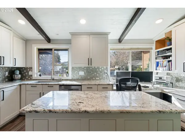 2382 NW ESQUIRE DR, Roseburg, OR 97471