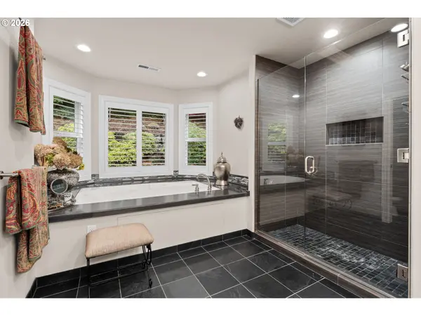 7717 NW BLUE POINTE LN, Portland, OR 97229