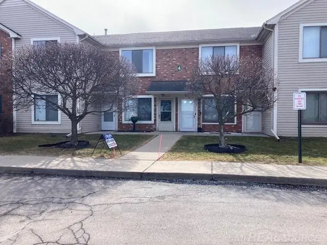 30783 Hidden Pines LN, Roseville, MI 48066