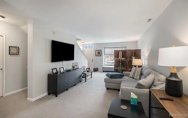 3286 CAMDEN DR, Troy, MI 48084