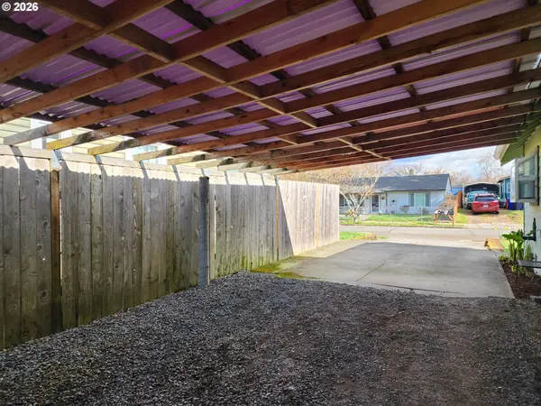 208 S SWIEGLE AVE, Molalla, OR 97038