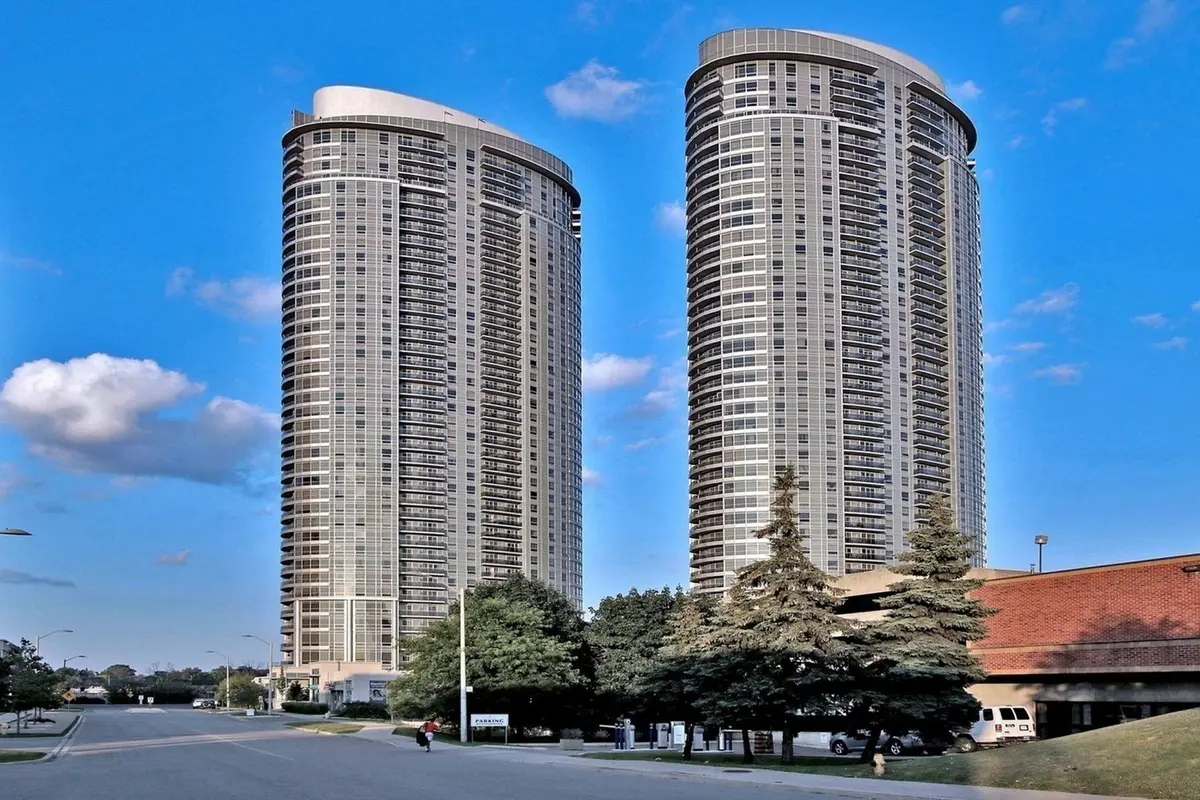 125 Village Green SQ #1607, Toronto E07, ON M1S 0G3