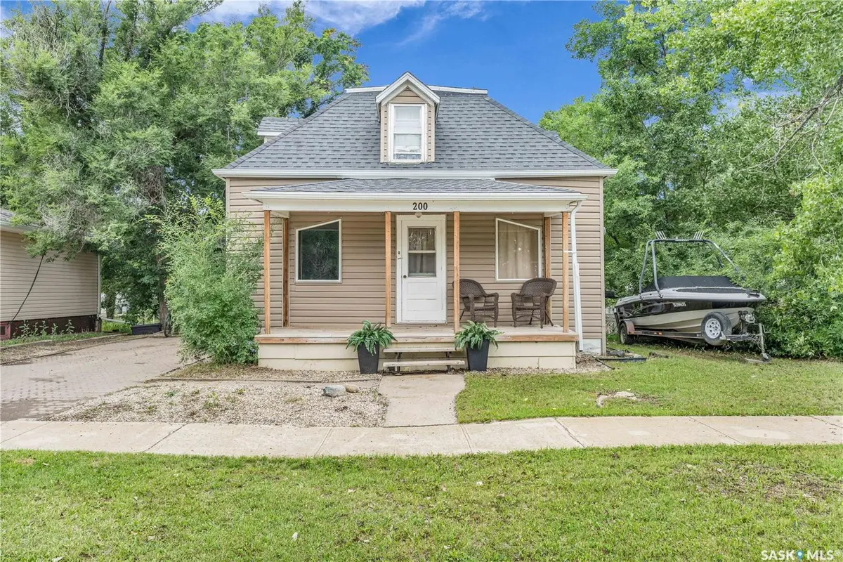 200 3rd AVENUE W, Gravelbourg, SK S0H 1X0