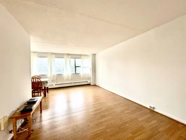 100 Leeward Glenway #404, Toronto C11, ON M3C 2Z1