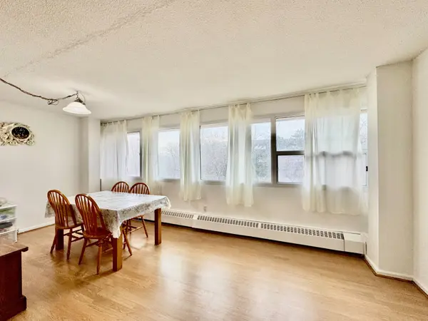 100 Leeward Glenway #404, Toronto C11, ON M3C 2Z1