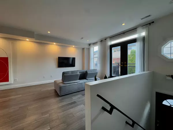 Toronto C01, ON M6J 1R5,51 Halton ST #216