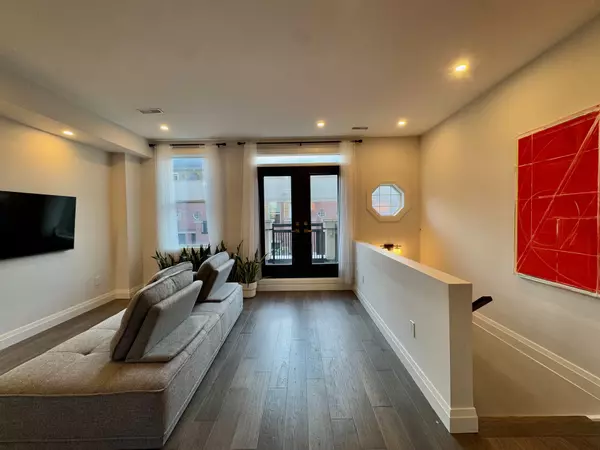 Toronto C01, ON M6J 1R5,51 Halton ST #216