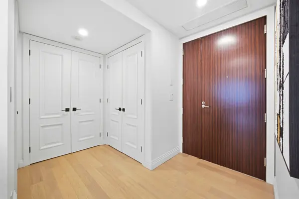 180 University AVE #2209, Toronto C01, ON M5H 0A2