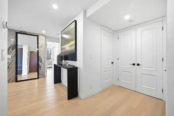 180 University AVE #2209, Toronto C01, ON M5H 0A2