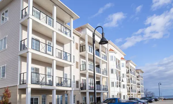 70 Shipway AVE #204, Clarington, ON L1B 0V7