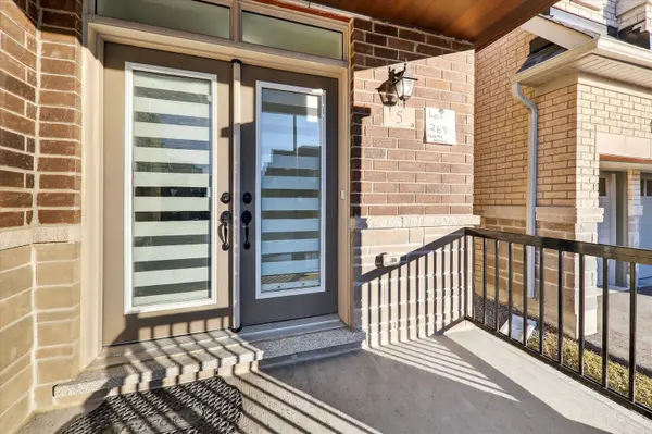 5 Thelma DR, Whitby, ON L1P 0N3