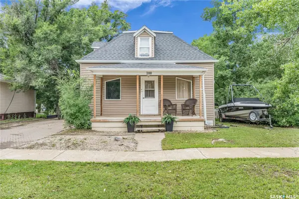 200 3rd AVENUE W, Gravelbourg, SK S0H 1X0