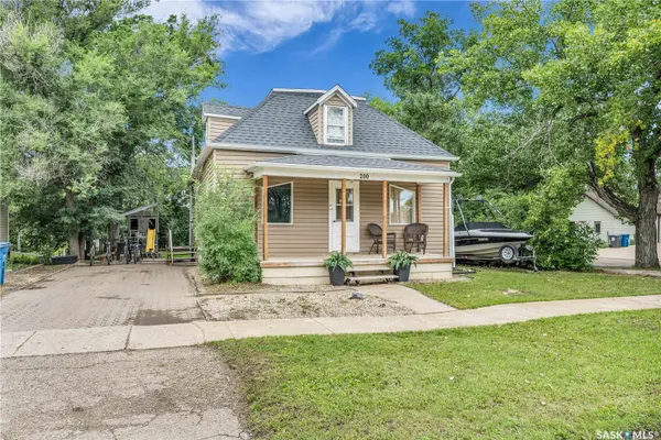 200 3rd AVENUE W, Gravelbourg, SK S0H 1X0
