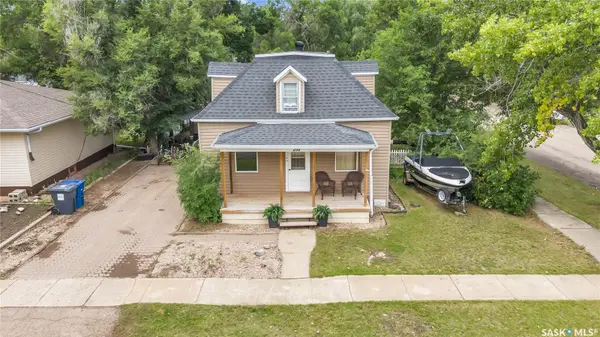 200 3rd AVENUE W, Gravelbourg, SK S0H 1X0