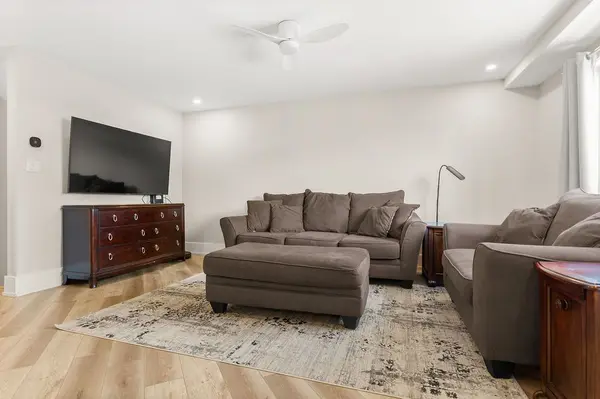 198 Cullum CT, Burlington, ON L7T 4A9