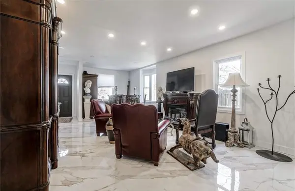 564 Lyons LN, Oakville, ON L6J 2Y1