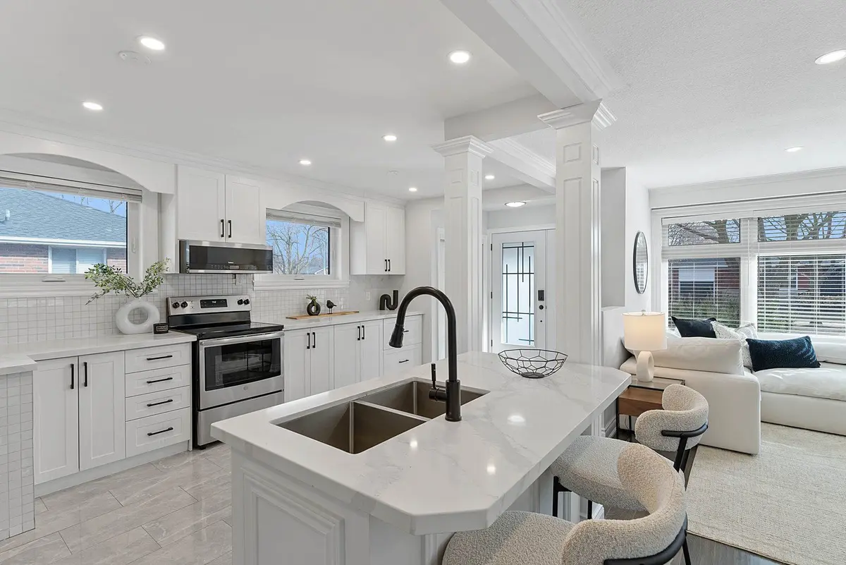 39 Hobden PL, Toronto W09, ON M9R 3R6