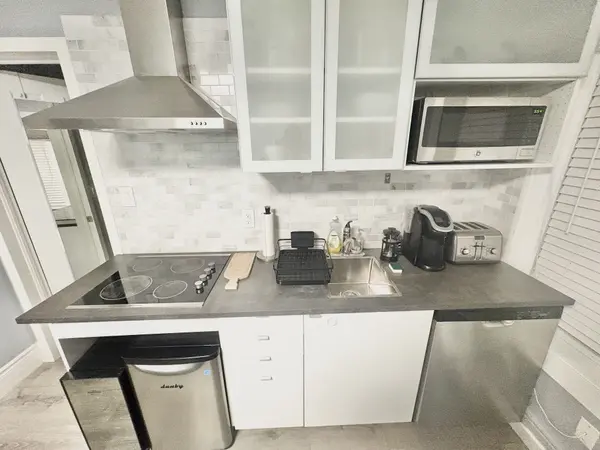 11 Saint Patricks SQ #2, Toronto C01, ON M5T 1W8