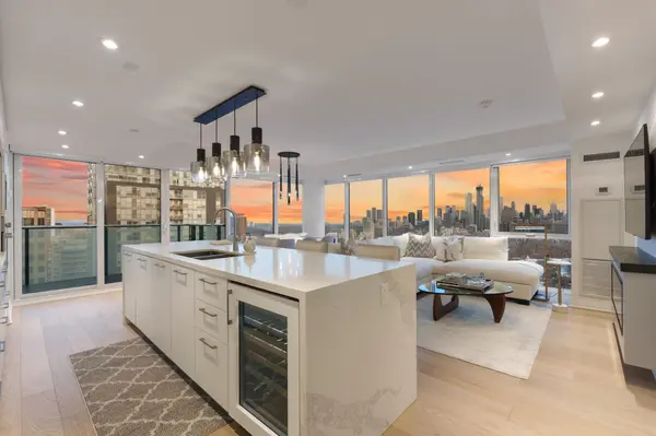 99 Foxbar RD #2210, Toronto C02, ON M4V 2G5