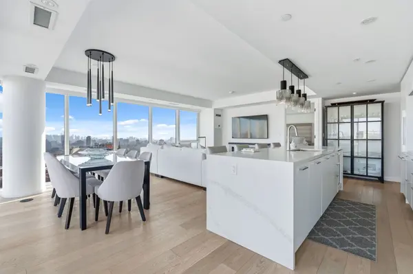 99 Foxbar RD #2210, Toronto C02, ON M4V 2G5