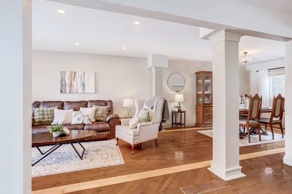 347 Alex Doner DR, Newmarket, ON L3X 1G1