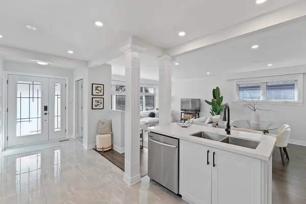 39 Hobden PL, Toronto W09, ON M9R 3R6