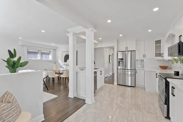 39 Hobden PL, Toronto W09, ON M9R 3R6