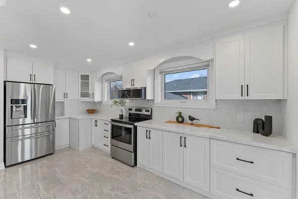 39 Hobden PL, Toronto W09, ON M9R 3R6