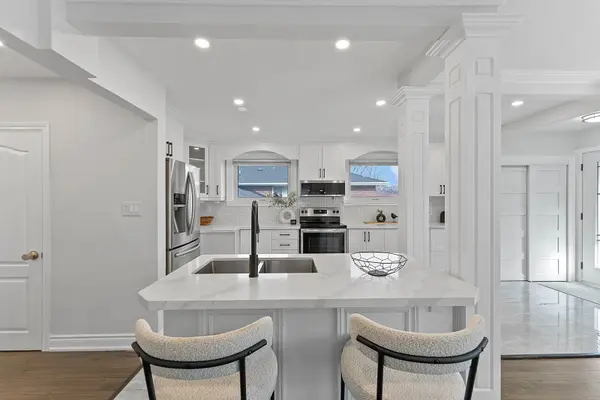 39 Hobden PL, Toronto W09, ON M9R 3R6