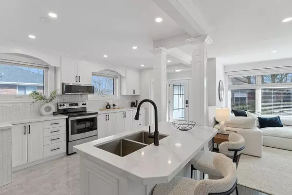 39 Hobden PL, Toronto W09, ON M9R 3R6