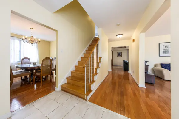 1924 Steepbank CRES, Mississauga, ON L4X 1T8
