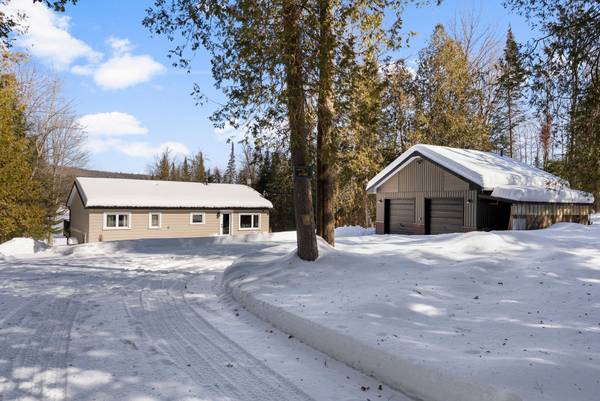 1478 Kamaniskeg Lk RD, Hastings Highlands, ON K0J 1L0