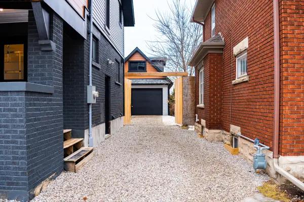 35 Stirling AVE N, Kitchener, ON N2H 3G4