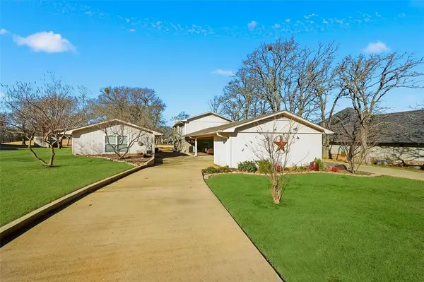 225 Cayuga Trail,  Gainesville,  TX 76240