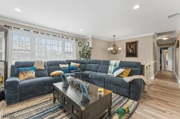 9 Chalen Ct, Pompton Lakes Boro, NJ 07442