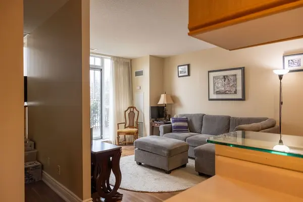 1150 Parkwest PL #104, Mississauga, ON L5E 3K4