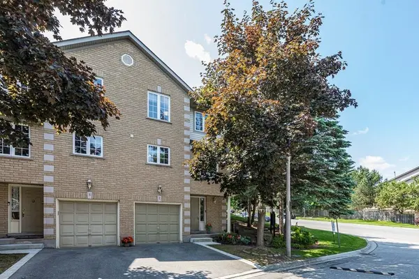 31 Moss BLVD #1, Hamilton, ON L9H 7A6
