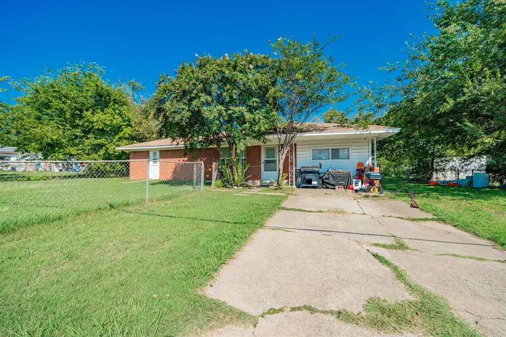 909 E 9th Street, Kemp, TX 75143